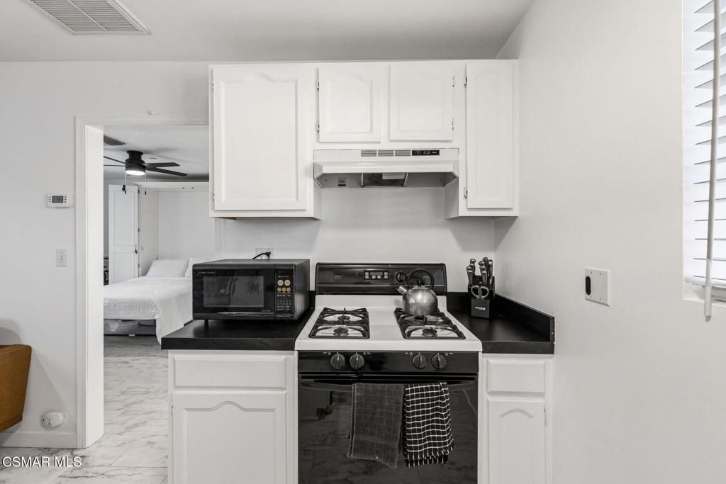 Image 9 of property listing at 1484 N Rose Street, Burbank, CA 91505