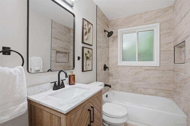 21161 Westhampton Street, Oak Park, MI 48237