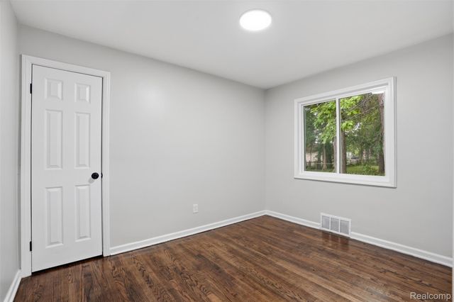 21161 Westhampton Street, Oak Park, MI 48237