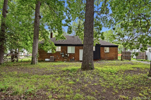 21161 Westhampton Street, Oak Park, MI 48237