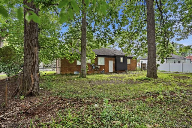 21161 Westhampton Street, Oak Park, MI 48237
