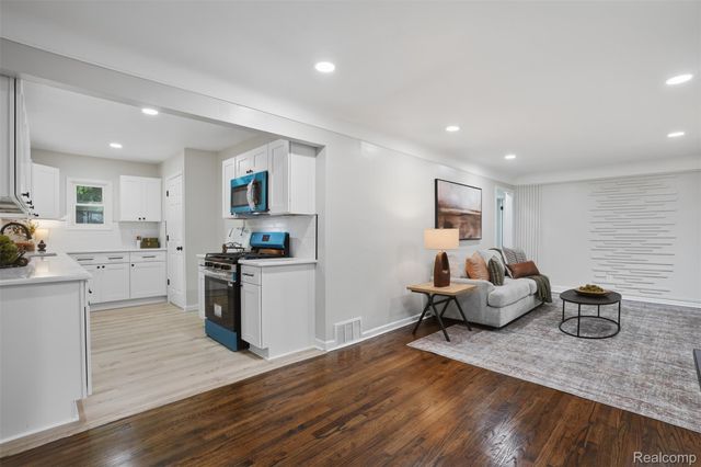 21161 Westhampton Street, Oak Park, MI 48237