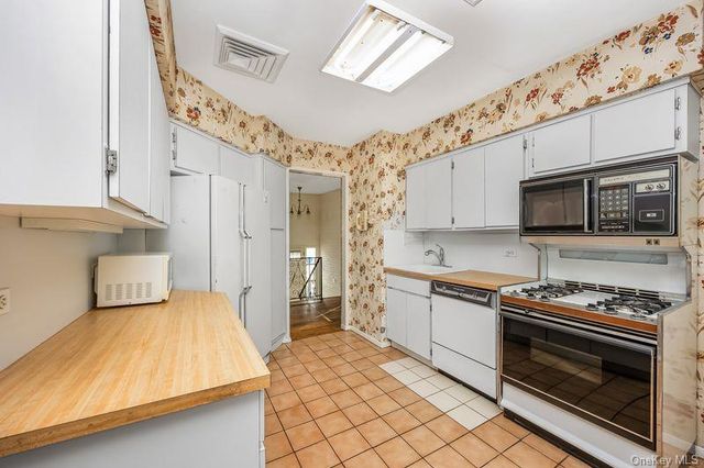 2940 Bond Drive, Merrick, NY 11566