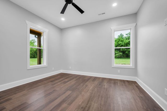 682 E Piney Rd, E, Dickson, TN 37055