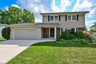 345 E Parkway Estates DRIVE, Oak Creek, WI 53154