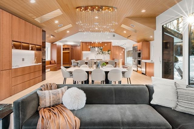 105 Summer, Weston, MA 02493