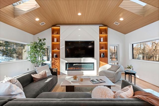 105 Summer, Weston, MA 02493