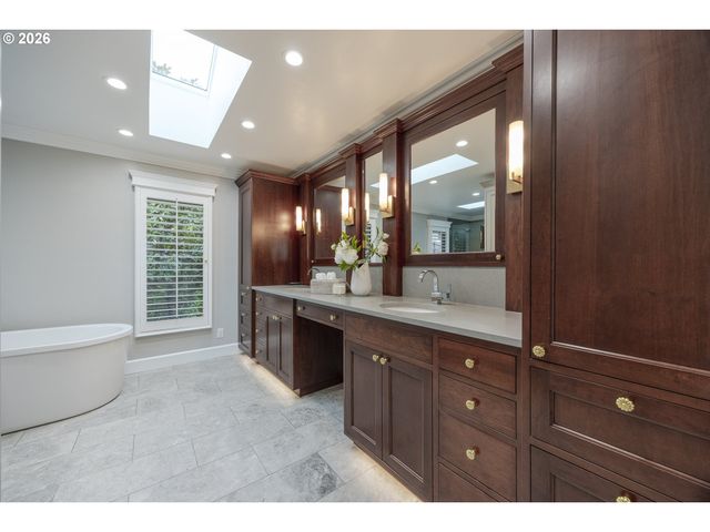 420 SPYGLASS Dr, Eugene, OR 97401