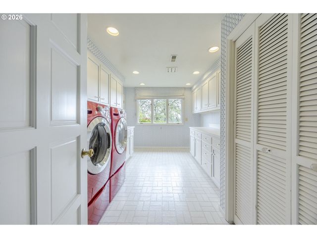 420 SPYGLASS Dr, Eugene, OR 97401