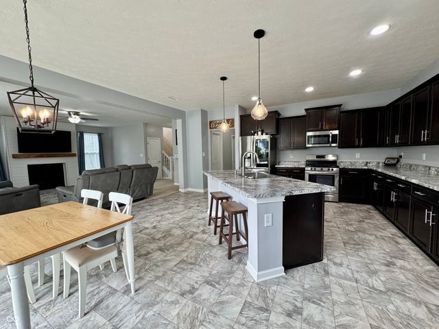 983 S Raylee Garden Drive, New Palestine, IN 46163