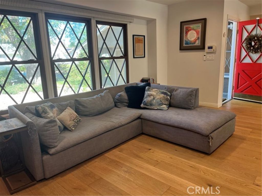 18624 Gledhill Street, Northridge (los Angeles), CA 91324