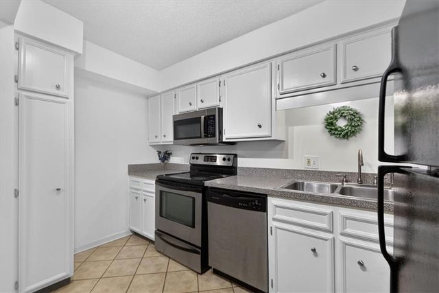 3608 Gillham Road 26, Kansas City, MO 64111