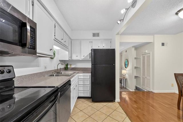 3608 Gillham Road 26, Kansas City, MO 64111