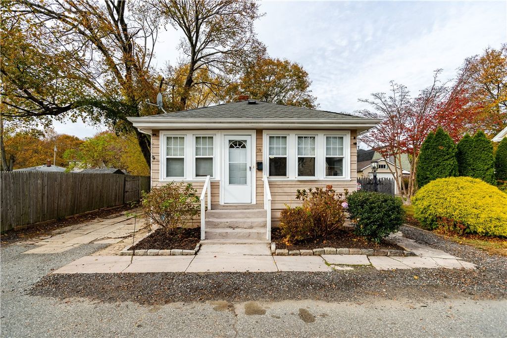 39 Mawney Avenue, Warwick, RI 02889