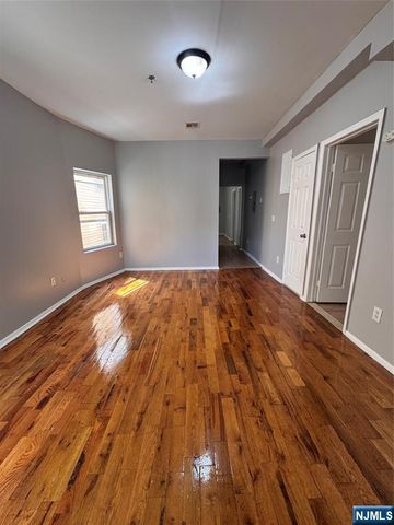 117 12th Street 3, Newark, NJ 07107