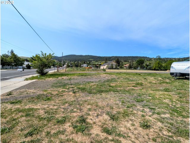 214 S 12TH St, La Grande, OR 97850