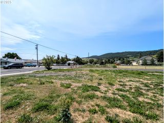 214 S 12TH St, La Grande, OR 97850