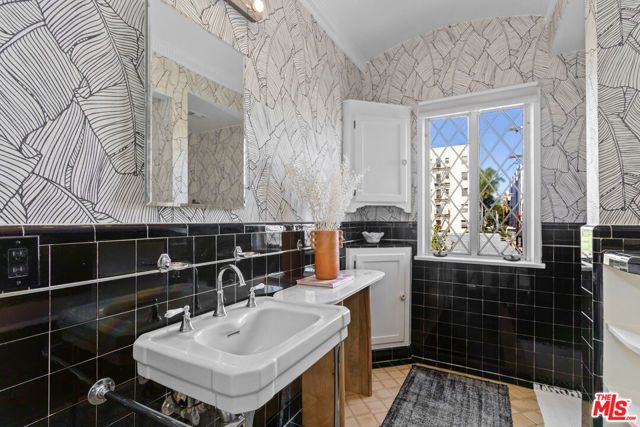 3348 James M Wood Boulevard 10, Los Angeles, CA 90006