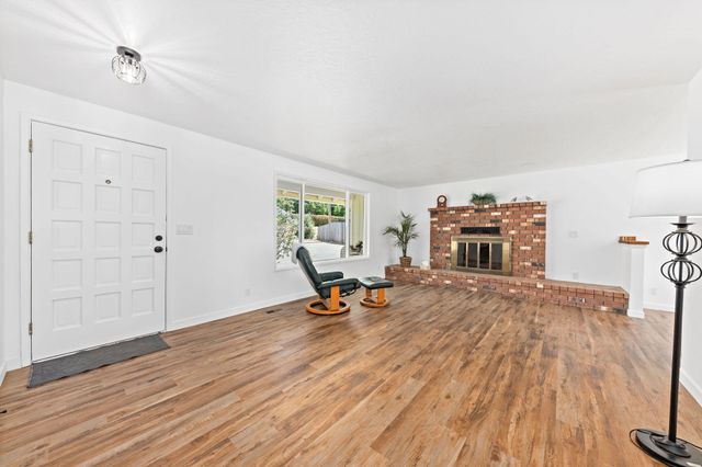 2040 Hamilton Lane SW, Grants Pass, OR 97527