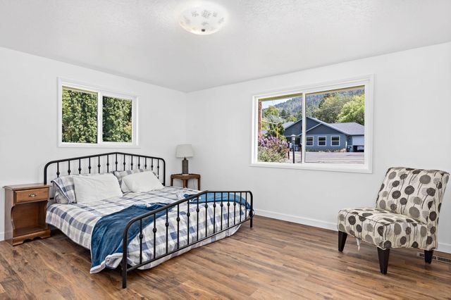 2040 Hamilton Lane SW, Grants Pass, OR 97527