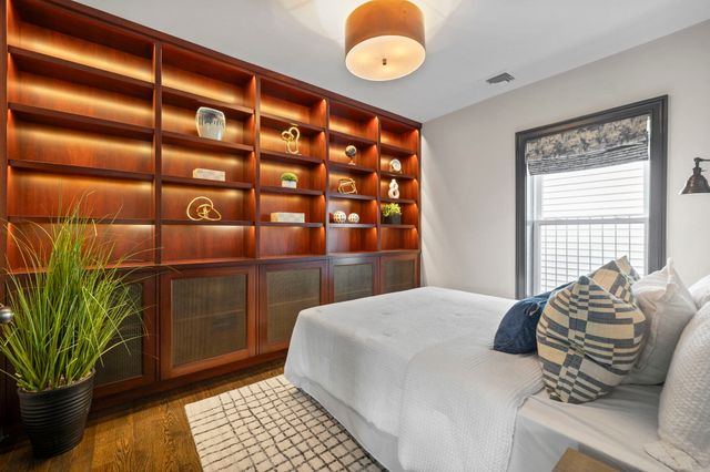 580 E 2nd St 6, Boston, MA 02127