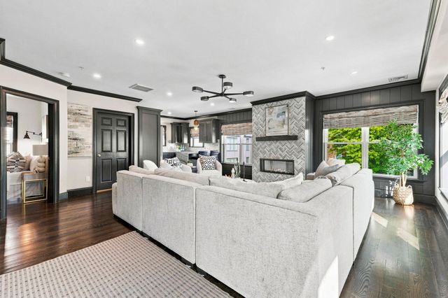 580 E 2nd St 6, Boston, MA 02127