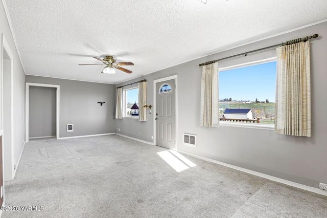 12708 Tieton Dr, Yakima, WA 98908