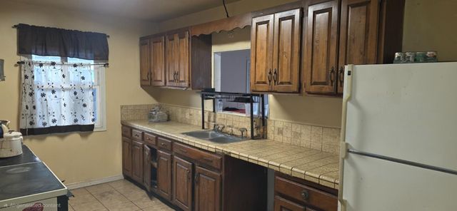 2315 E Santa Ana Avenue, Fresno, CA 93726