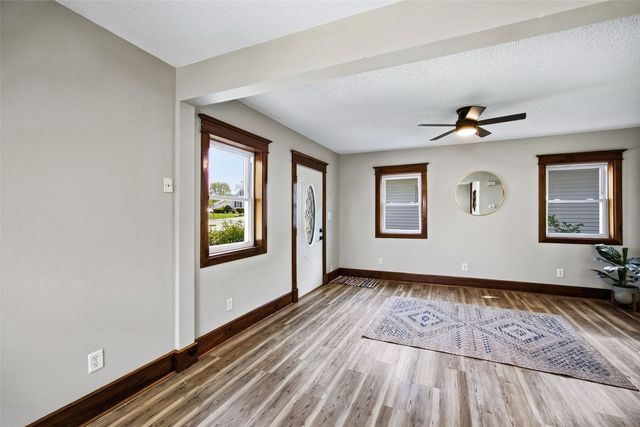 3806 E Avenue NE, Cedar Rapids, IA 52402