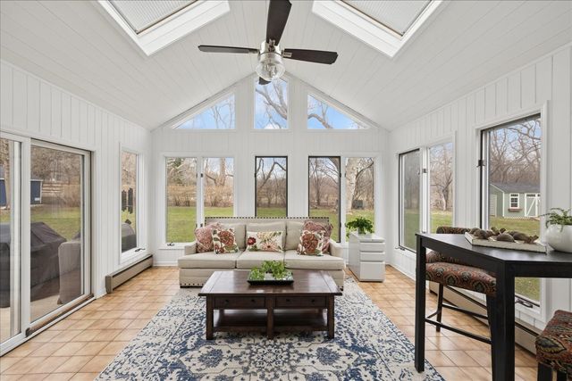 334 E Winchester Road, Libertyville, IL 60048