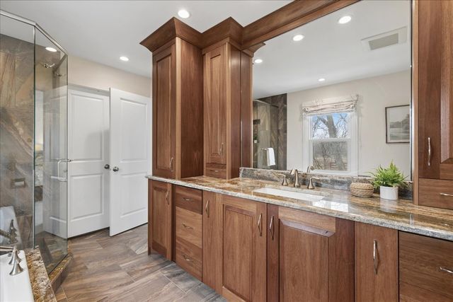 334 E Winchester Road, Libertyville, IL 60048