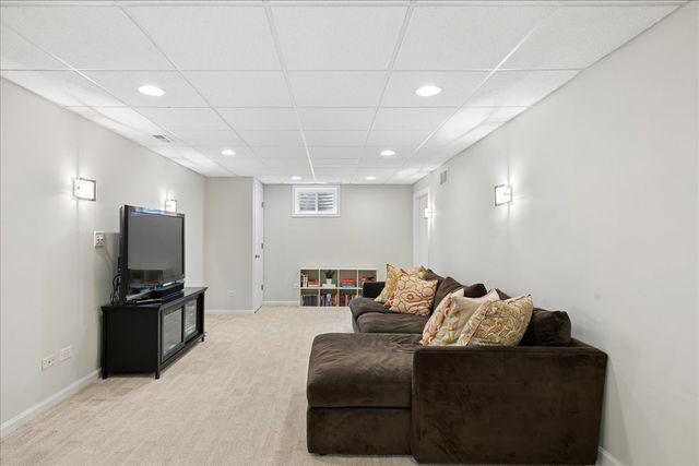 334 E Winchester Road, Libertyville, IL 60048