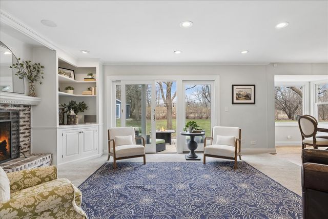 334 E Winchester Road, Libertyville, IL 60048