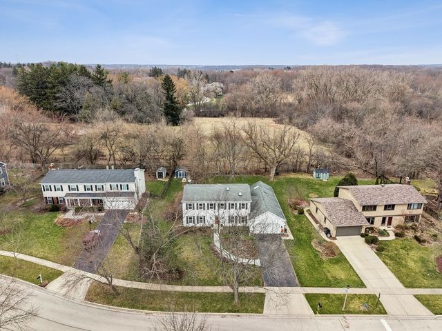 334 E Winchester Road, Libertyville, IL 60048