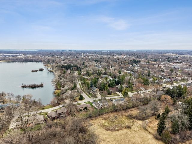 334 E Winchester Road, Libertyville, IL 60048