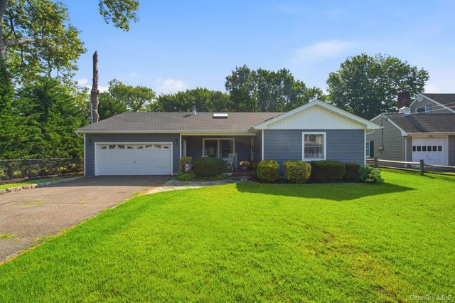 65 Jervis Avenue, Copiague, NY 11726