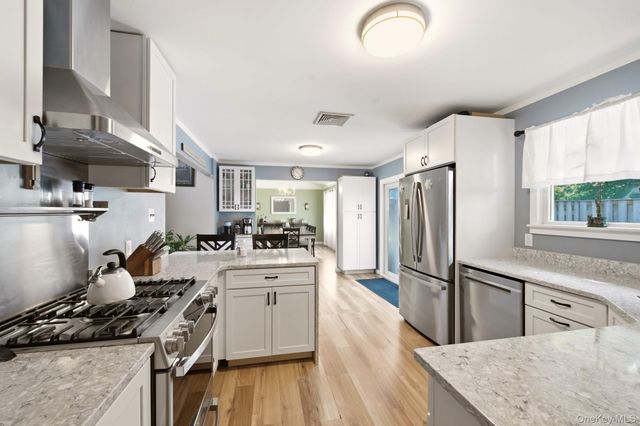 65 Jervis Avenue, Copiague, NY 11726