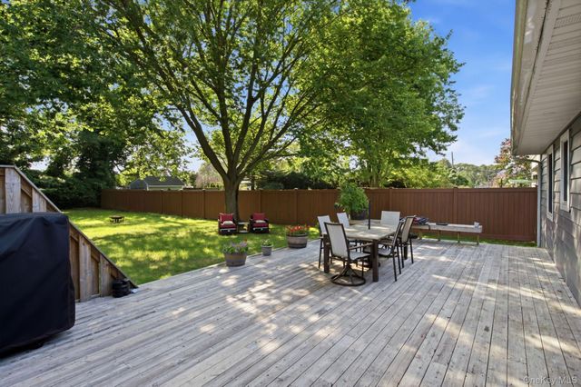 65 Jervis Avenue, Copiague, NY 11726