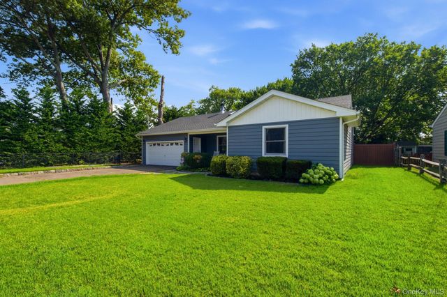 65 Jervis Avenue, Copiague, NY 11726