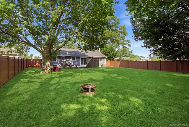 65 Jervis Avenue, Copiague, NY 11726