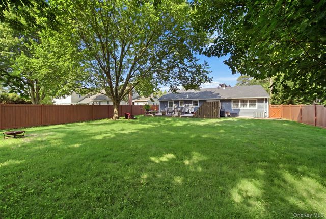 65 Jervis Avenue, Copiague, NY 11726