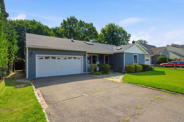 65 Jervis Avenue, Copiague, NY 11726