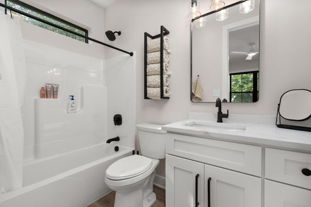 548 E 1400 S, Kouts, IN 46347