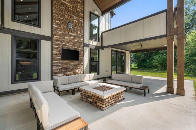 548 E 1400 S, Kouts, IN 46347