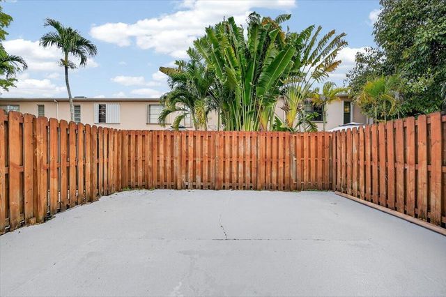 7325 SW 26th Court 22, Davie, FL 33314