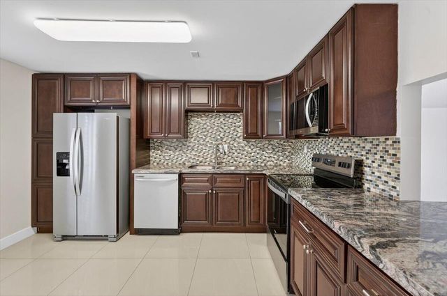 7325 SW 26th Court 22, Davie, FL 33314