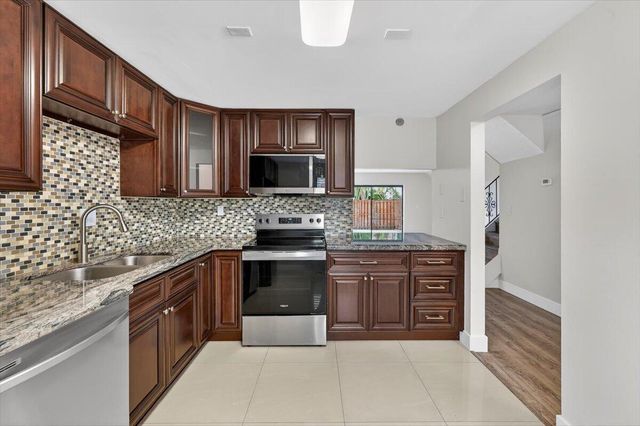 7325 SW 26th Court 22, Davie, FL 33314