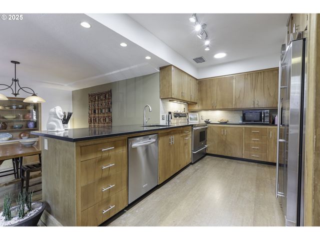 4204 Ne MAYWOOD Pl, Portland, OR 97220