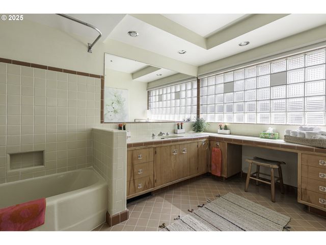 4204 Ne MAYWOOD Pl, Portland, OR 97220