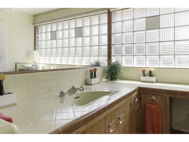 4204 Ne MAYWOOD Pl, Portland, OR 97220